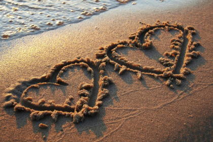 dwa serca osobno namalowane na piasku na plaży symbolizujące rozstanie