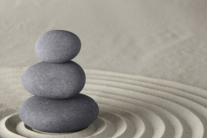 Kamienie ułożone na sobie na równych kręgach symbolizujące znalezienie balansu, równowagi w życiu