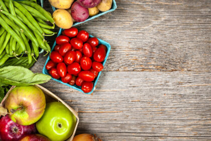 Świeże warzywa i owoce organiczne na drewnianym stole