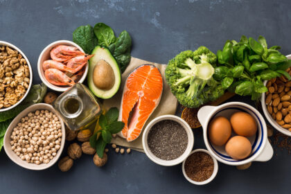 Zdrowy posiłek bogaty w kwasy omega-3 – łosoś, awokado, orzechy i warzywa wspierające zdrowie serca