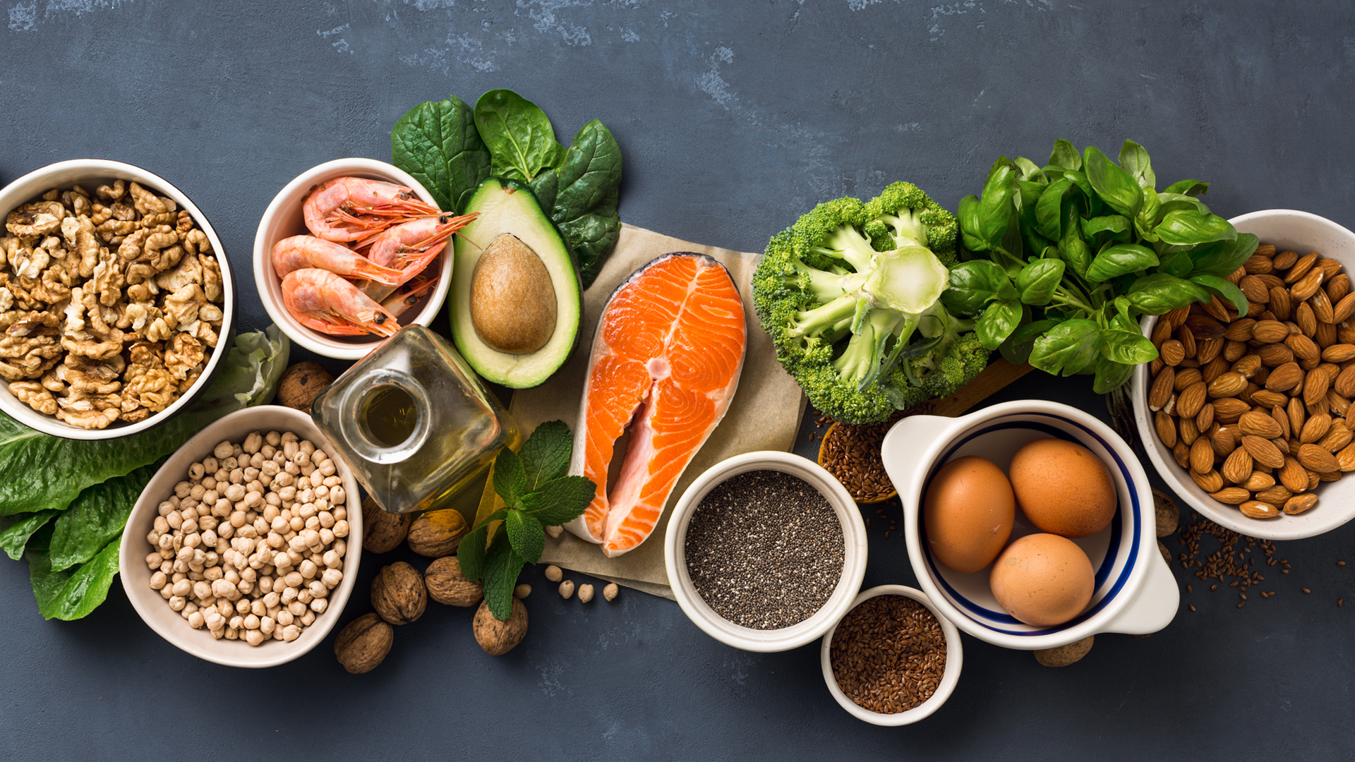 Zdrowy posiłek bogaty w kwasy omega-3 – łosoś, awokado, orzechy i warzywa wspierające zdrowie serca