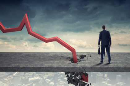 Metafora bankructwa - stojący zrezygnowany facet