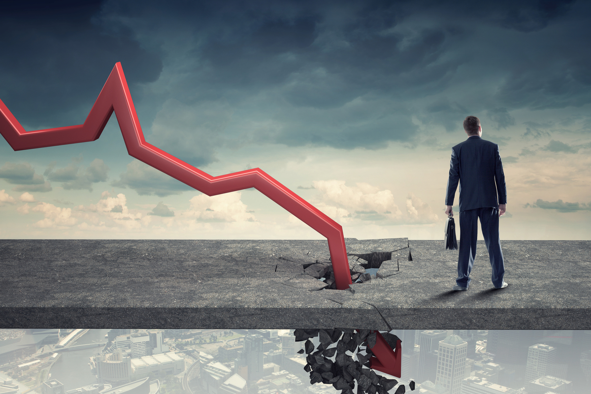 Metafora bankructwa - stojący zrezygnowany facet