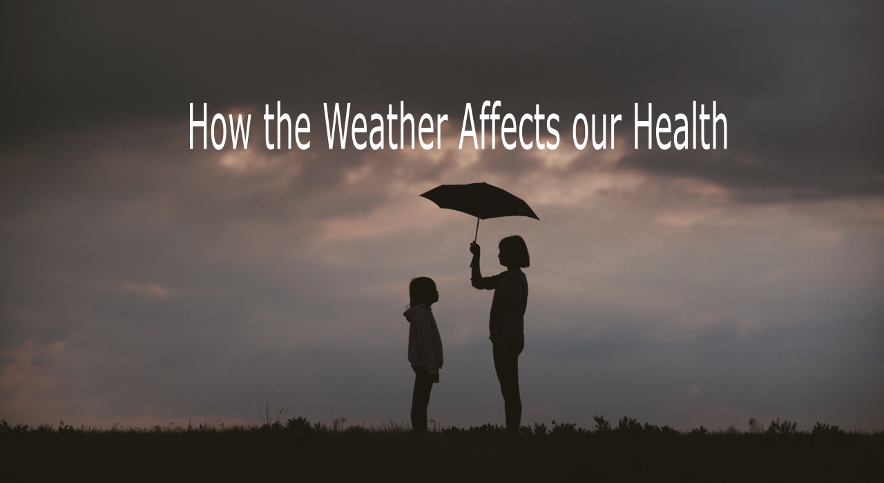 Chmury burzowe przechodzące w słoneczne niebo – symbol dynamicznych zmian pogody i ich wpływu na zdrowie.