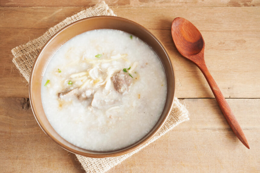 Miska gorącego congee z aromatycznymi dodatkami – idealne, zdrowe śniadanie inspirowane Azją.