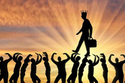 osoba idąca po głowach innych – metafora narcystycznej manipulacji