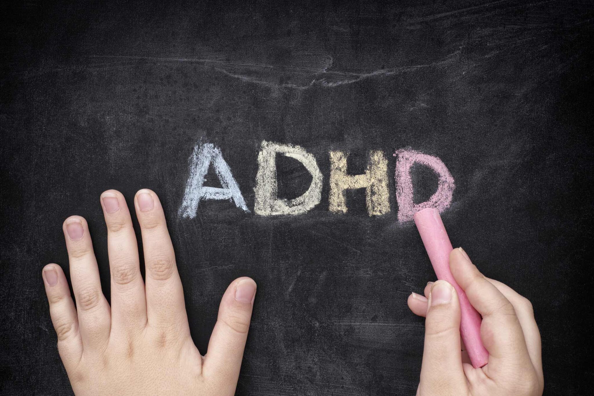 osoba skupiająca się i pisząca po tablicy ADHD