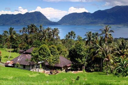 Sumatra, Widok na majestatyczne Jezioro Toba – największe wulkaniczne jezioro na świecie, otoczone zielonymi wzgórzami Sumatry.