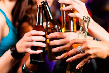 Butelki piwa w dłoniach na imprezie