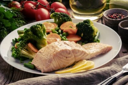 Zdrowy talerz z produktami zgodnymi z dietą AIP – świeże warzywa, mięso, zdrowe tłuszcze.