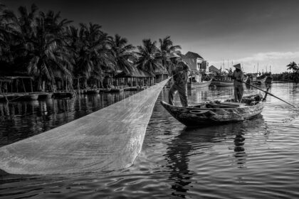 hoi An i rybak na łódce, czarno białe zdjęcie,