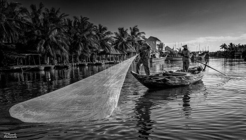 hoi An i rybak na łódce, czarno białe zdjęcie,