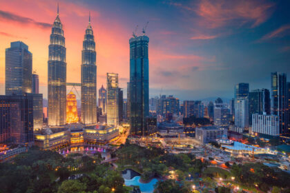"Panorama Kuala Lumpur nocą – Malezja, kraj pełen kontrastów i egzotycznych przygód"
