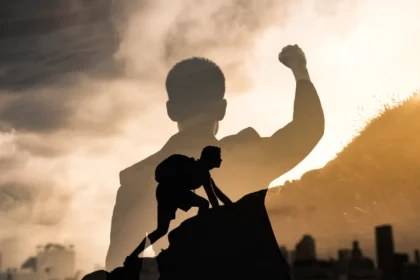 „Osoba w sportowym stroju przygotowująca się do biegu, dynamiczne ujęcie z górskim krajobrazem w tle”