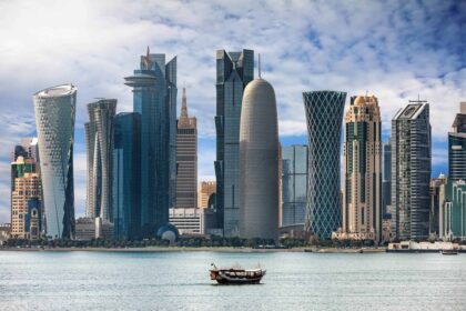 Widok na panoramę Doha, z drapaczami chmur odbijającymi się w wodach Zatoki Perskiej.