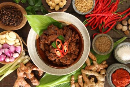 Kolorowy talerz indonezyjskiego gado-gado z warzywami, tofu i orzechowym sosem