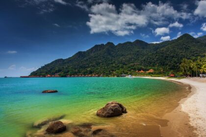 Panoramiczny widok na Langkawi – tropikalna wyspa z lazurową wodą, bujną roślinnością i plaża