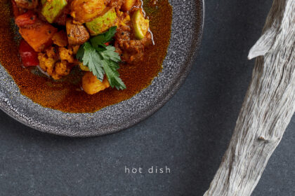 Minimalistyczny talerz z pełnowartościowym, zdrowym posiłkiem – świeże warzywa, kasza i białko w prostym, estetycznym układzie.