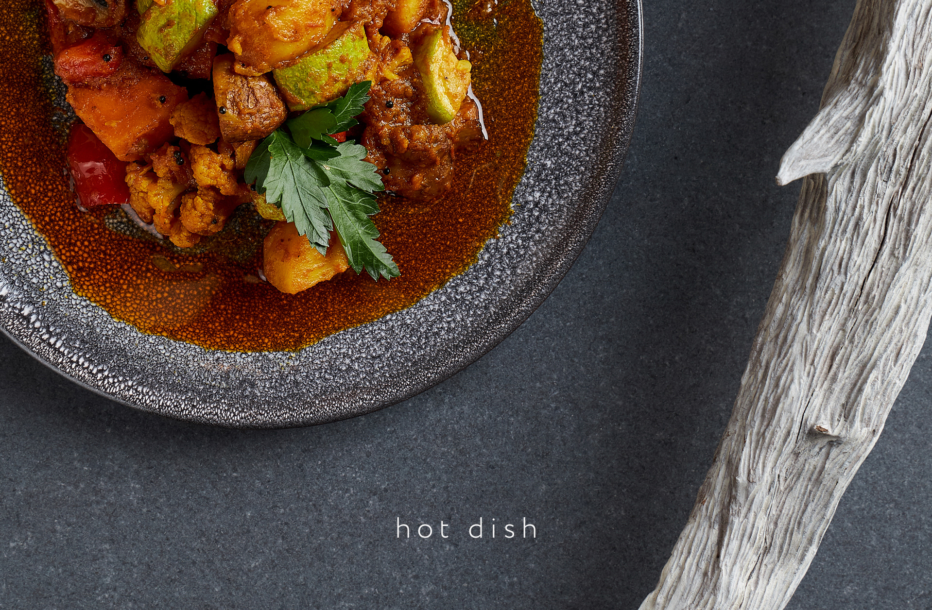 Minimalistyczny talerz z pełnowartościowym, zdrowym posiłkiem – świeże warzywa, kasza i białko w prostym, estetycznym układzie.