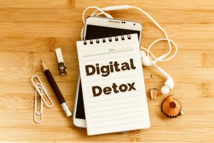 notatnik na drewnianym stole z napisem digital detox-cyfrowy detoks