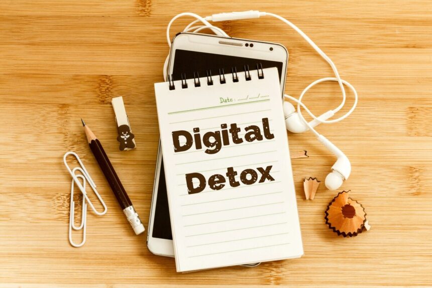 notatnik na drewnianym stole z napisem digital detox-cyfrowy detoks