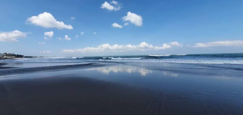 Canggu Bali przepiękna, rajska plaża pokryta woda