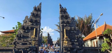 Święta brama - Wejście do świątyni  Tanah Lot Bali