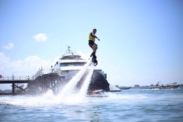 Nusa Dua Bali flyboard w tle z jachtem 