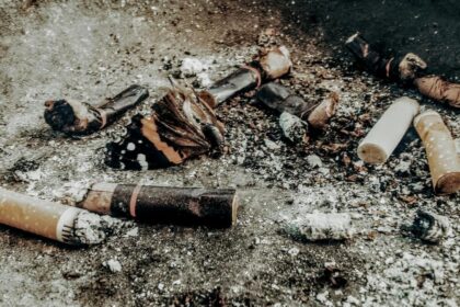 jak pokonać uzależnienie? Symboliczne zdjęcie przedstawiajace niedopałki papierosów – wybór między nałogiem a nowym życiem."