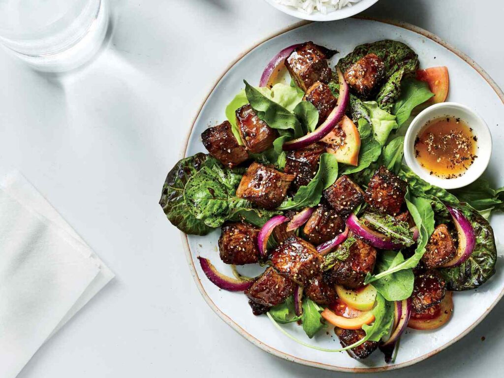 Kambodża lokalne jedzenie Lok Lak 