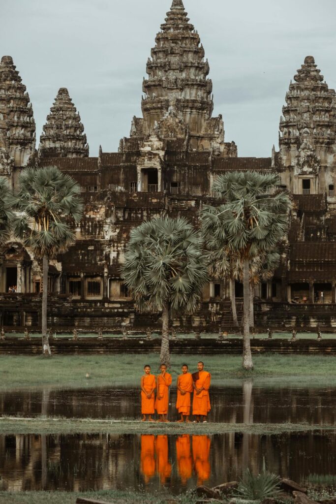 Kambodża mnisi na tle Angkor Wat