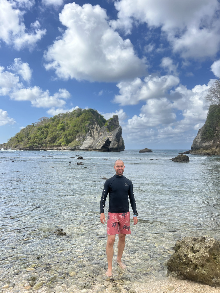 Spokojny poranek na plaży Atuh – krystaliczna woda, skaliste wybrzeże i chwila relaksu w sercu indonezyjskiego raju.