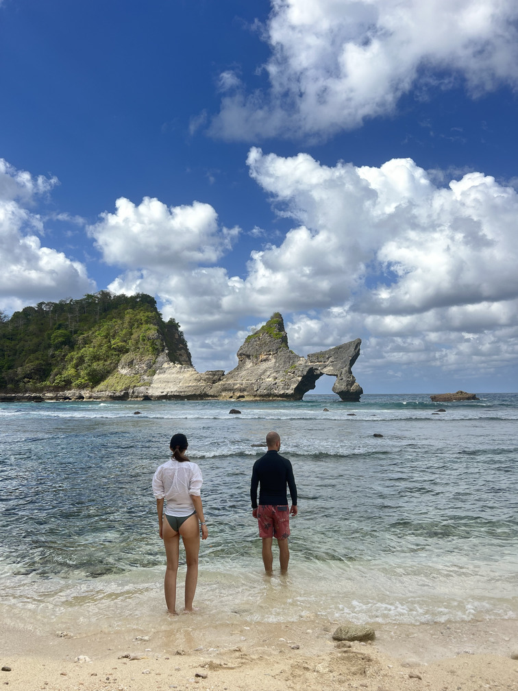 Magia Atuh Beach – chwila zachwytu nad jednym z najbardziej spektakularnych widoków na Nusa Penida. Cisza, turkusowe fale i natura w najczystszej postaci.