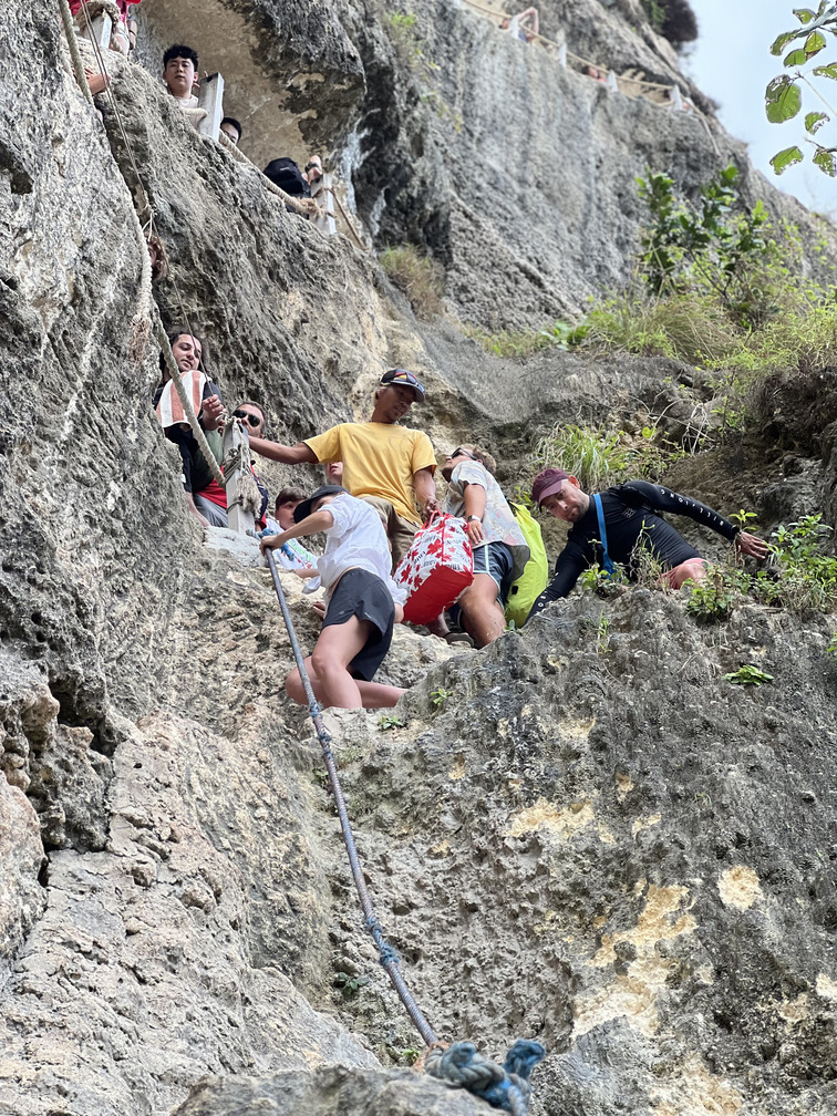 Trudne zejście po skalach na diamond beach Nusa Penida