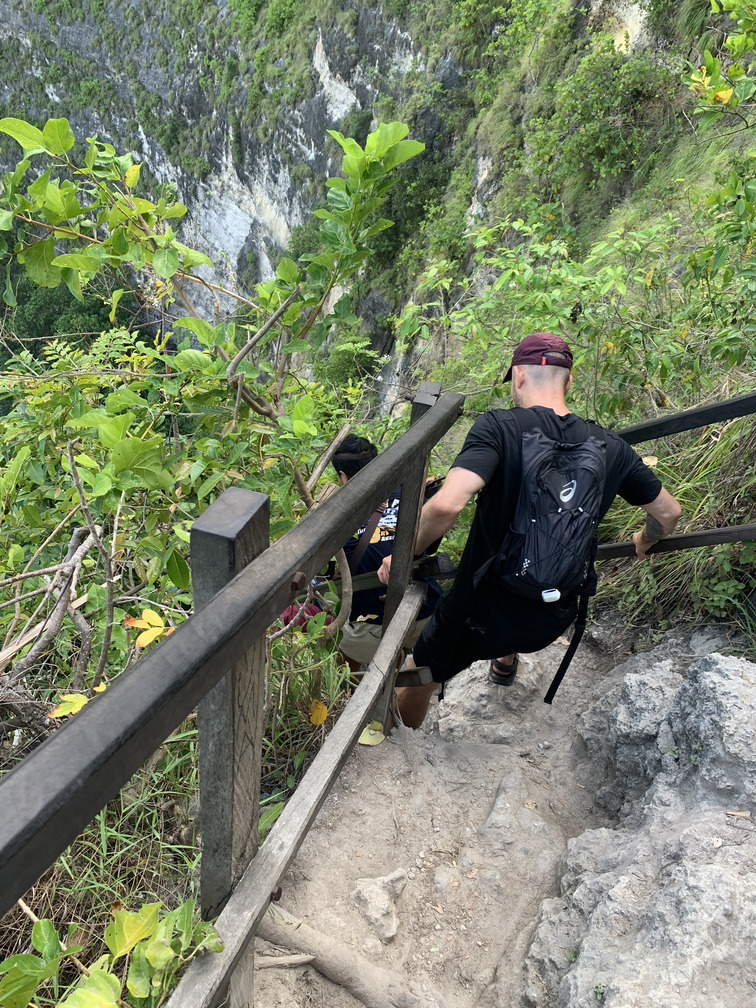 Strome niebezpieczne zejście na jedną z plaż Nusa Penida