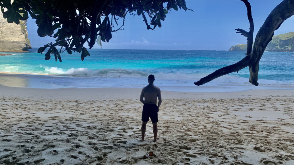  widok na Diamond Beach plaża kontrastuje z intensywnie turkusową wodą i delikatnym, białym piaskiem plaży. To jedno z najbardziej rozpoznawalnych i magicznych miejsc na Nusa Penida, które zachwyca nie tylko kolorem oceanu, ale i surowym pięknem natury. Mimo trudnego zejścia – zdecydowanie warte odwiedzenia!