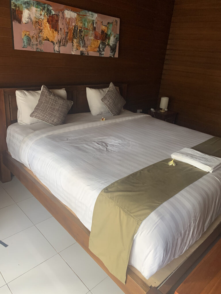 Łóżko w domku w hotelu Kurnia Spa Nusa Penida cudowne miejsce
