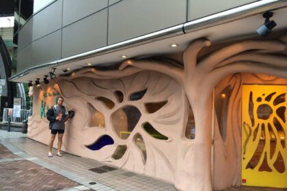 Artystyczny budynek w Tokio z organiczną fasadą i kolorowymi oknami – 7 dni w stolicy Japonii