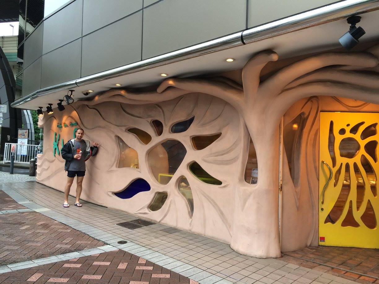 Artystyczny budynek w Tokio z organiczną fasadą i kolorowymi oknami – 7 dni w stolicy Japonii