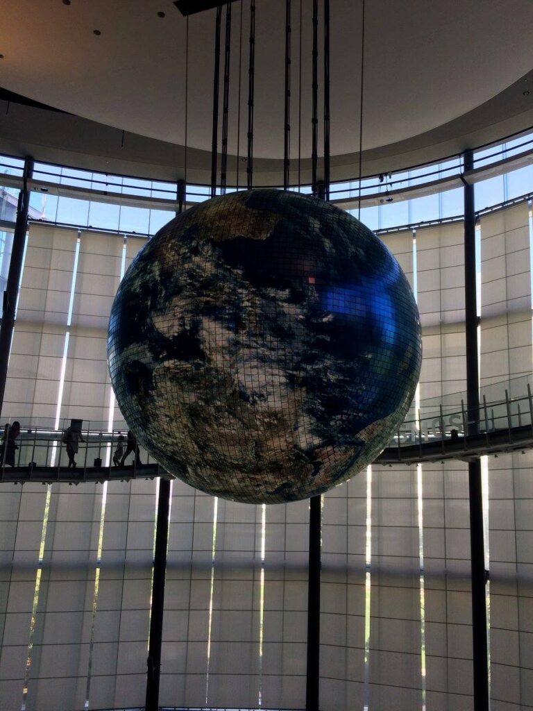 Wielki kulisty ekran Geo-Cosmos przedstawiający Ziemię w Muzeum Miraikan w Tokio.