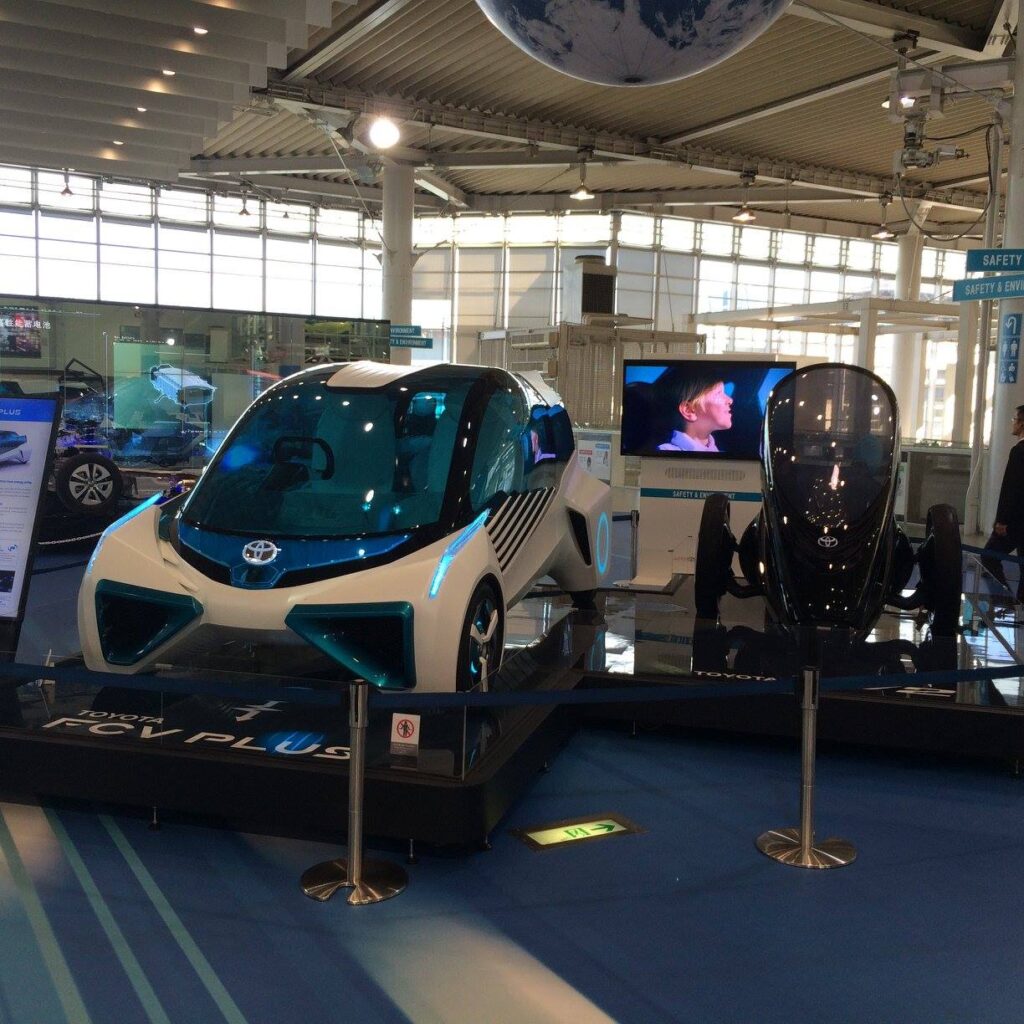 Futurystyczne pojazdy koncepcyjne Toyota w Muzeum Miraikan w Tokio, Japonia.