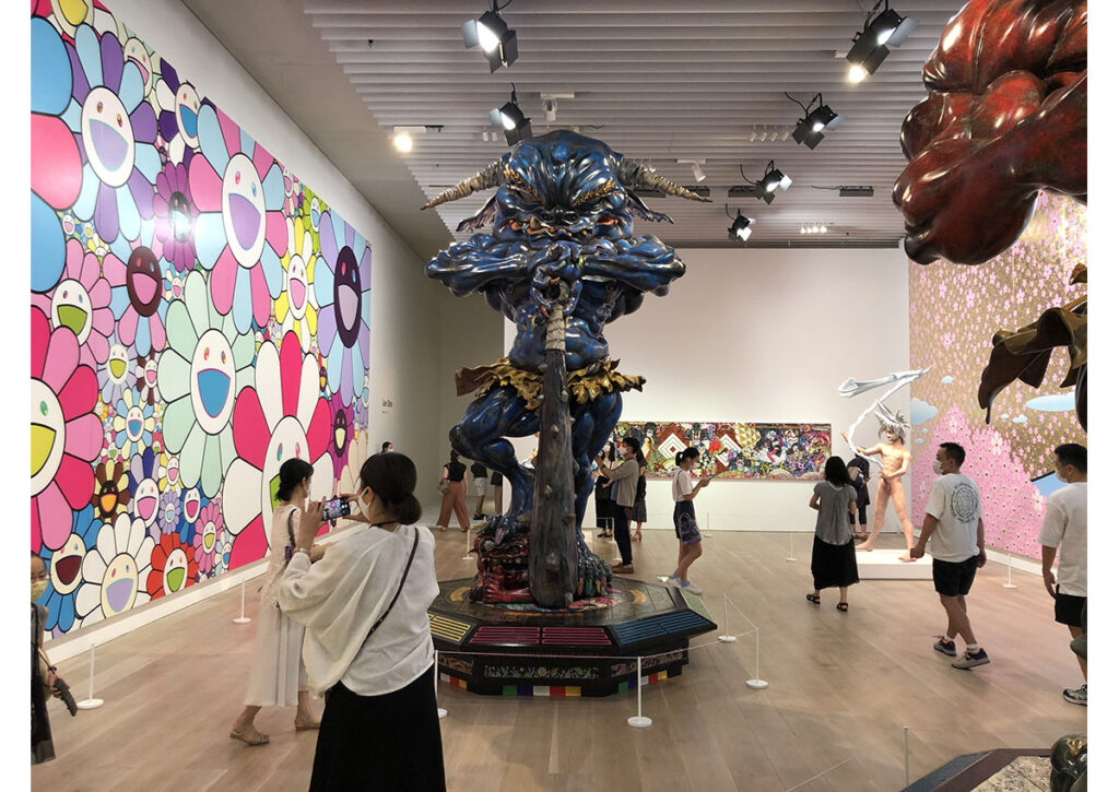 Wystawa sztuki współczesnej w Mori Art Museum w Tokio – kolorowe kwiaty Murakamiego i monumentalne rzeźby