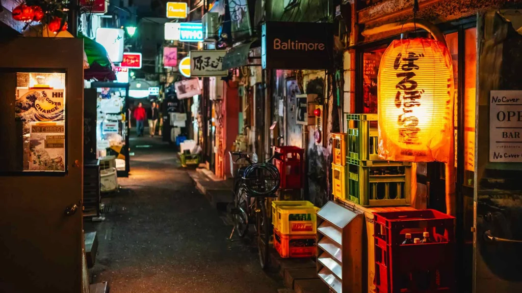 Nocne życie Tokio – uliczki Golden Gai z lampionami i barami