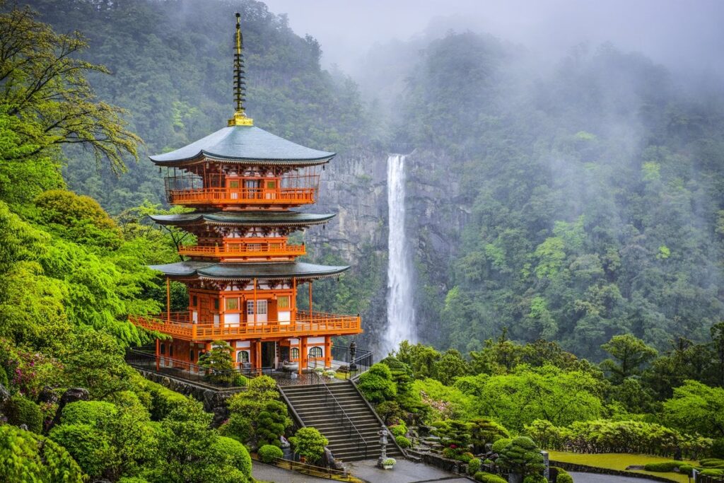 Trzypiętrowa pagoda Seiganto-ji z wodospadem Nachi w tle, szlak pielgrzymkowy Kumano Kodo, Japonia