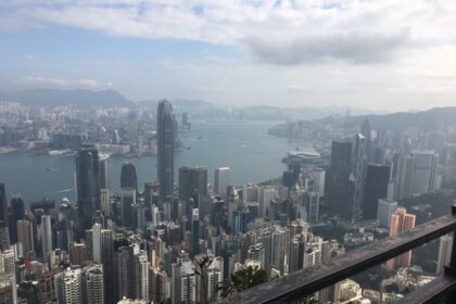Panorama Hongkongu z Victoria Peak z widokiem na port i drapacze chmur