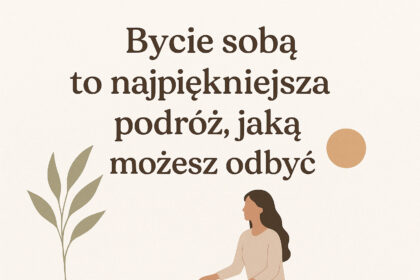 Cytat „Bycie sobą to najpiękniejsza podróż, jaką możesz odbyć” na beżowym tle z ilustracją kobiety i liści.
