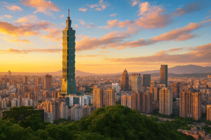 Odkryj urok Tajwanu - Panorama Tajpej o zachodzie słońca z wieżą Taipei 101 na pierwszym planie