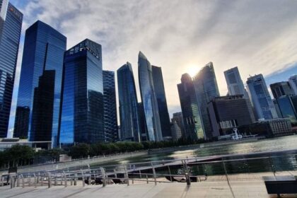 Panorama Marina Bay i dzielnicy biznesowej Singapuru o zachodzie słońca