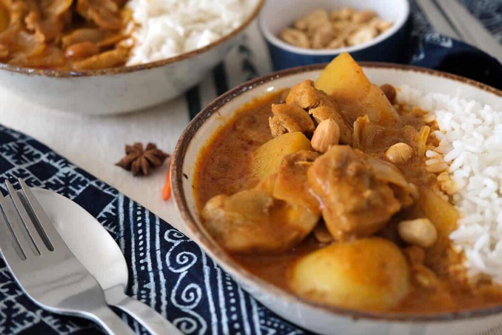 Massaman curry – tajskie curry z mięsem, ziemniakami i orzeszkami ziemnymi podawane z białym ryżem