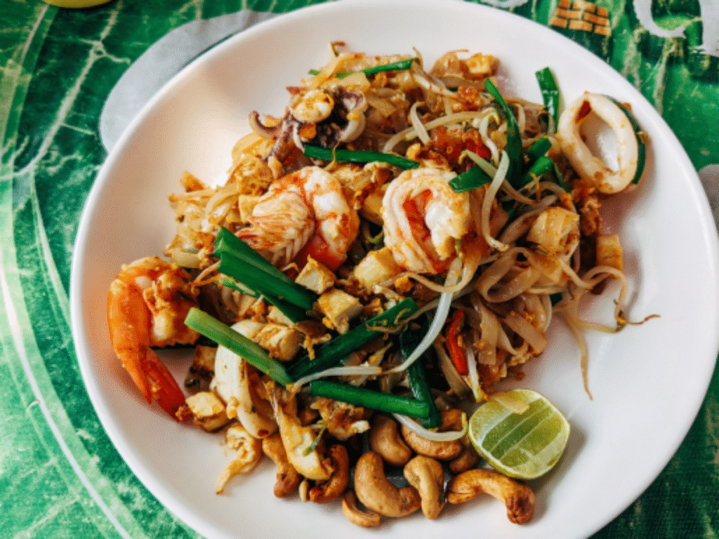 Pad Thai z krewetkami – smażony makaron ryżowy z jajkiem, tofu, orzechami nerkowca i limonką